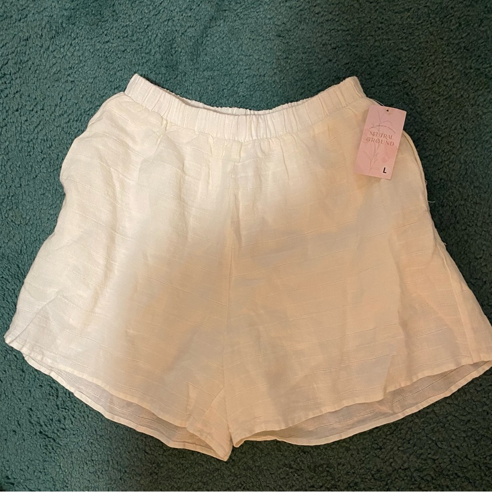 NWT Linen Shorts Size Large. Lined, elastic waistband, side pockets,